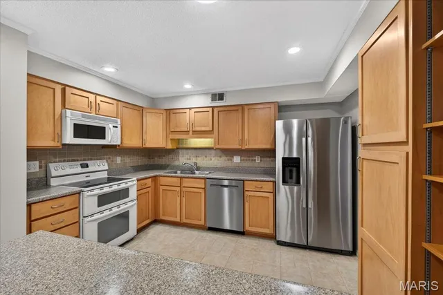 $324,900 | 2000 Meadowtree Lane, Unit 7, Kirkwood, MO 63122