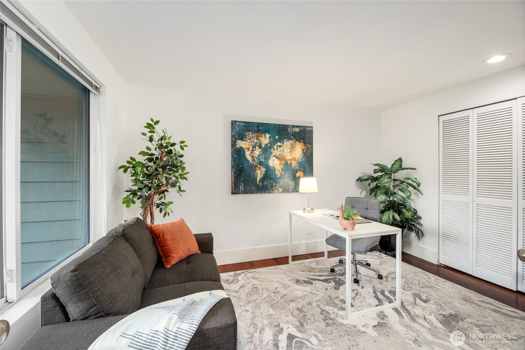 6116 152nd Avenue Northeast Redmond, WA 98052 - Photo 14 of 34 a living room with furniture and a potted plant