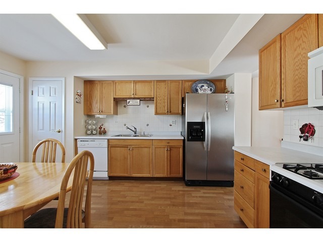 560 Weidner Road Buffalo Grove, IL 60089 - Photo 3 of 10 a kitchen with granite countertop a refrigerator stove top oven and sink