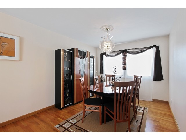 560 Weidner Road Buffalo Grove, IL 60089 - Photo 4 of 10 a view of a dining room with furniture and window