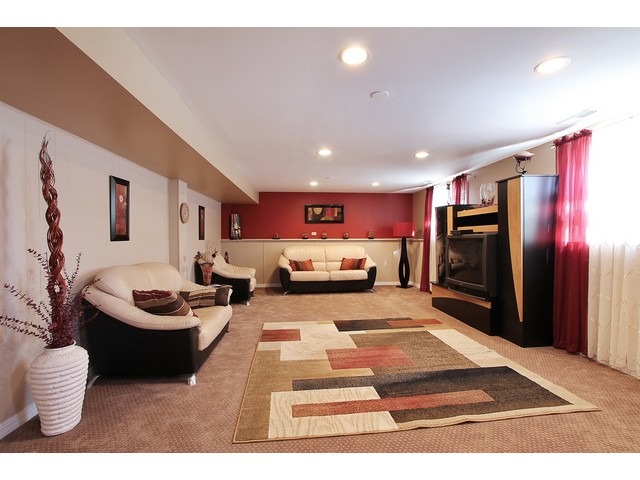 560 Weidner Road Buffalo Grove, IL 60089 - Photo 5 of 10 a living room with furniture and a flat screen tv