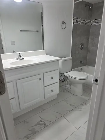 en empty room with fan and a ceiling fan