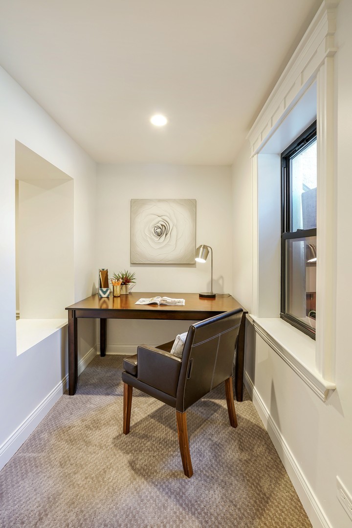 9 North Ada Street Chicago, IL 60607 - Photo 12 of 39 a living room with a table and a window