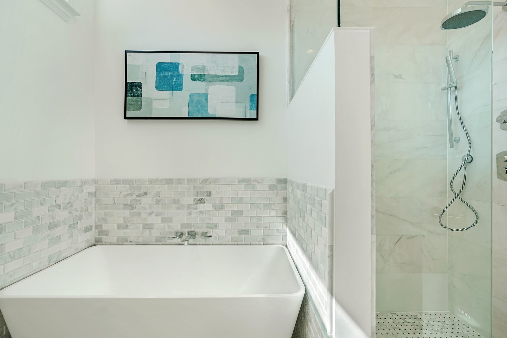 9 North Ada Street Chicago, IL 60607 - Photo 17 of 39 a bathroom with a bathtub