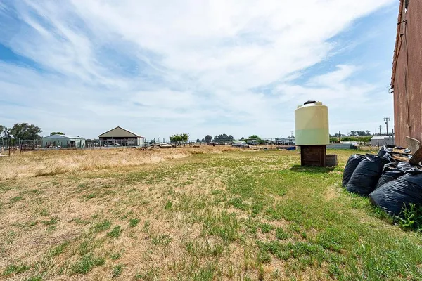 a view of a house with a yard and plants