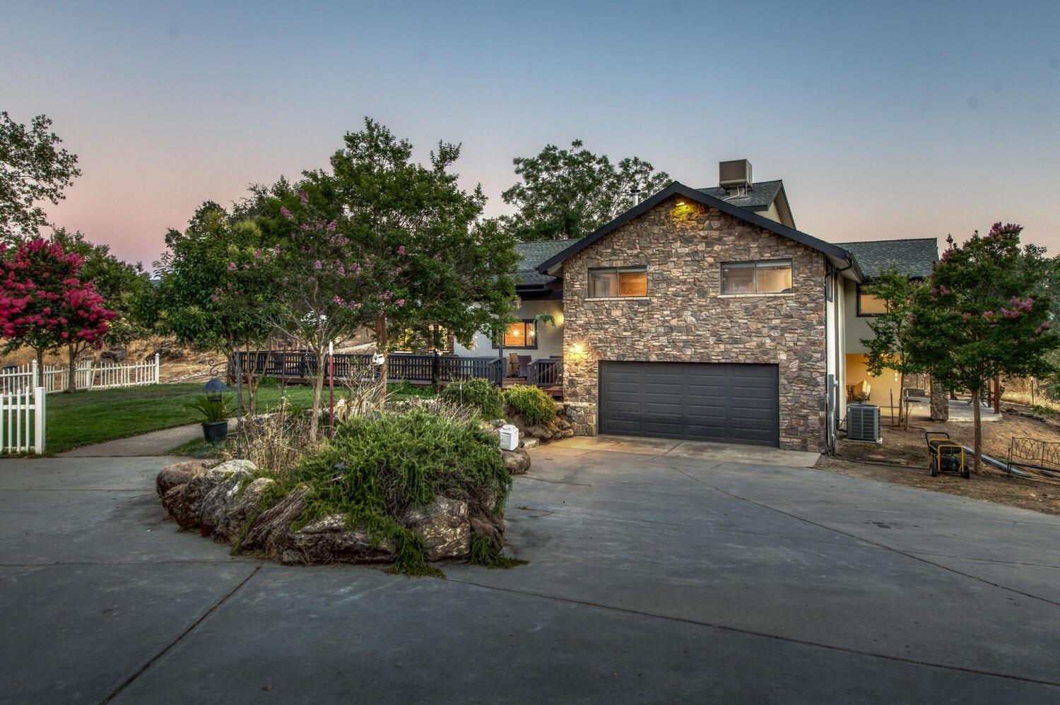 49376 House Ranch Road O'Neals, CA 93645 - Photo 2 of 70 a front view of a house with a garden