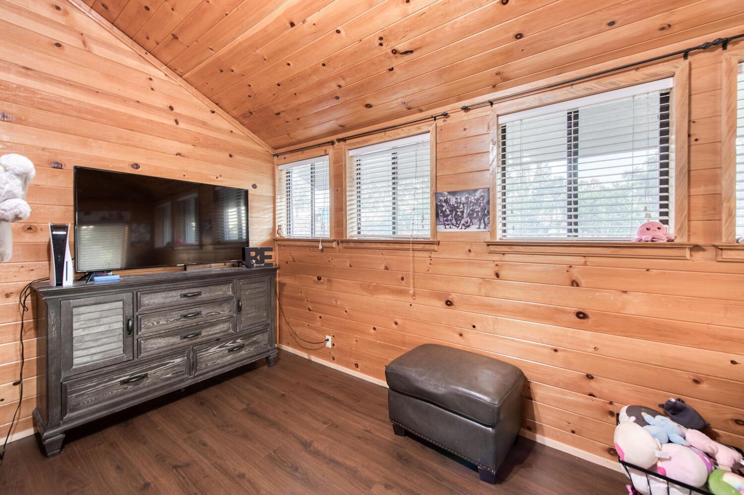 49376 House Ranch Road O'Neals, CA 93645 - Photo 27 of 70 a living room with furniture and a flat screen tv