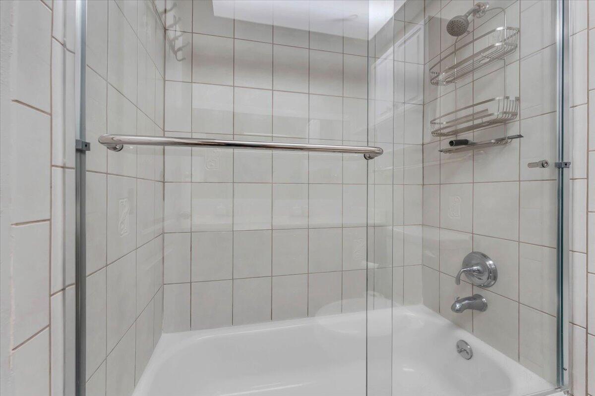 3594 Echo Road Redding, CA 96002 - Photo 18 of 62 Hall bath - shower over tub