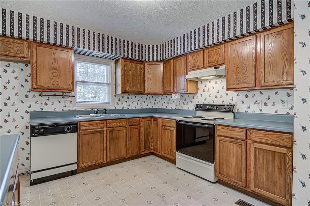 406 Grenham Road Greensboro, NC 27455 - Photo 6 of 16 Gallery Image 6