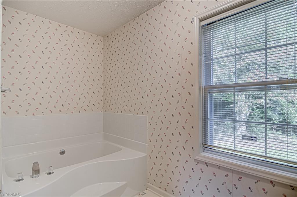 406 Grenham Road Greensboro, NC 27455 - Photo 10 of 16 Gallery Image 10
