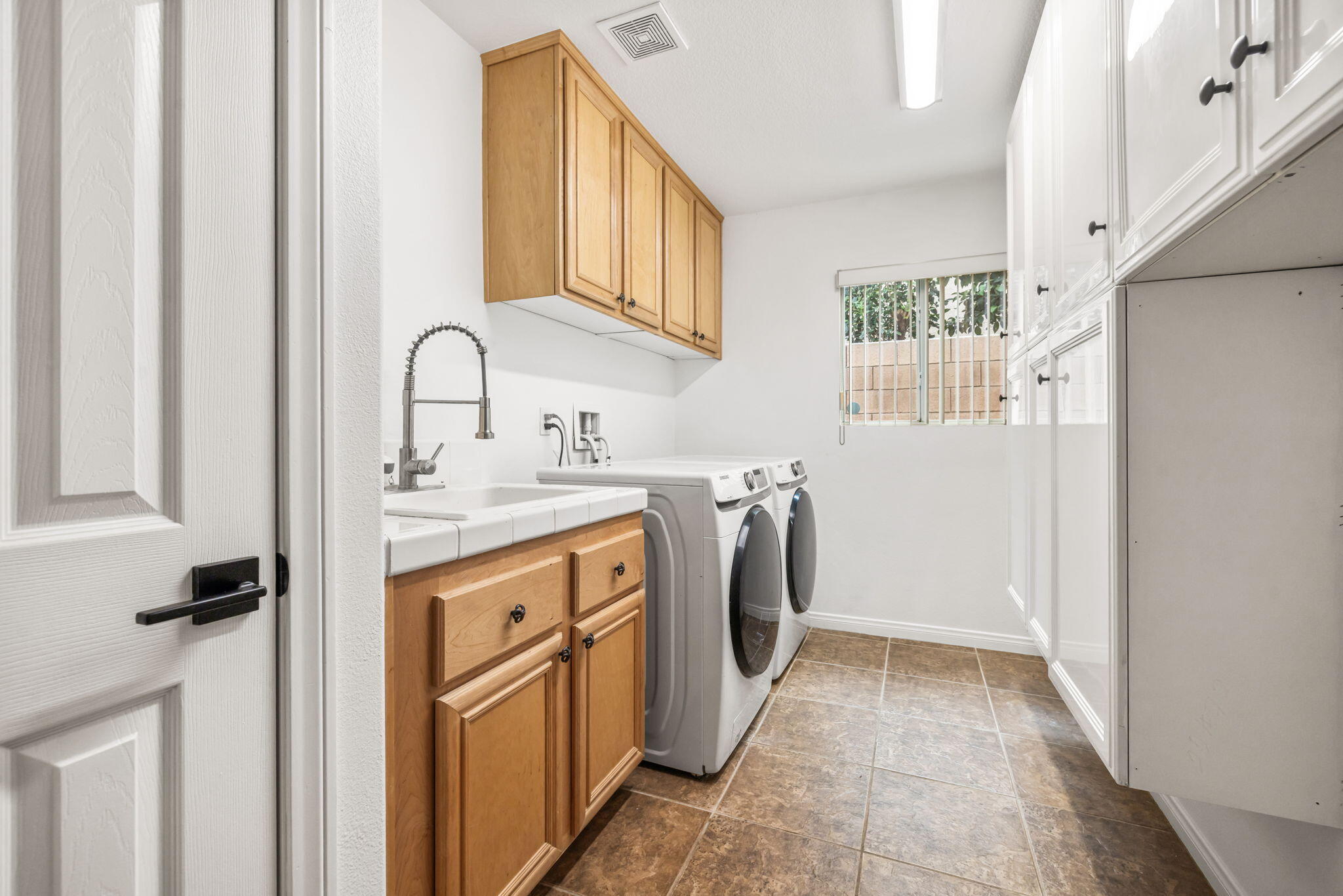 80543 Philadelphia Avenue Indio, CA 92201 - Photo 36 of 46 a utility room with dryer and washer