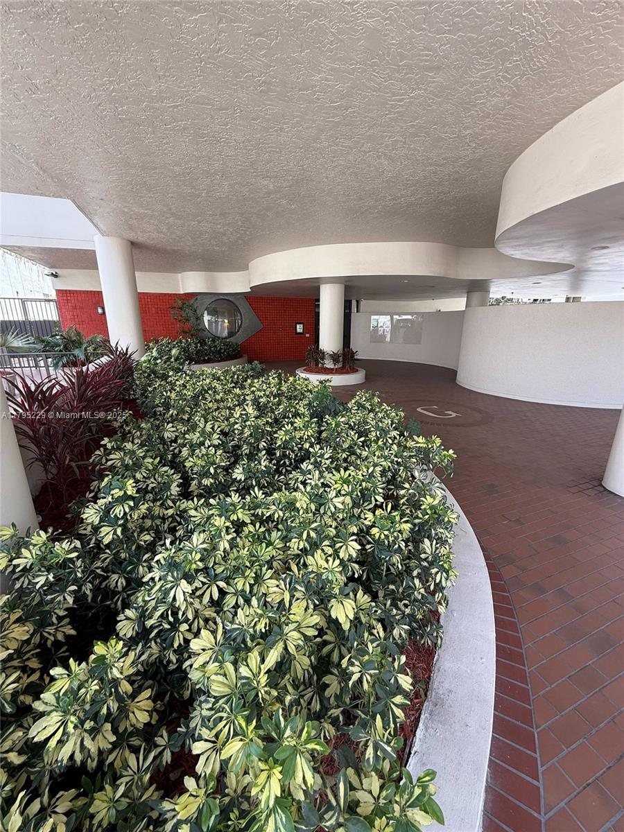 1623 Collins Ave Unit 211