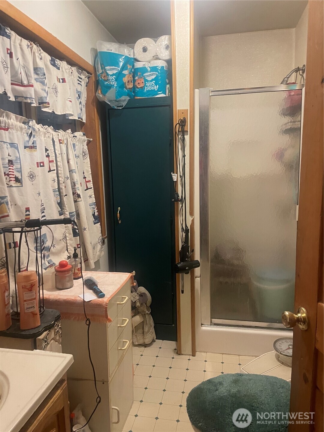 12 Caribou Road Tonasket, WA 98855 - Photo 14 of 37 a bathroom with a sink toilet and shower