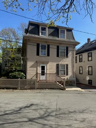 $2,200 | 15 Harris Street, Unit 2, Marblehead, MA 01945