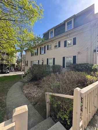 $2,200 | 15 Harris Street, Unit 2, Marblehead, MA 01945