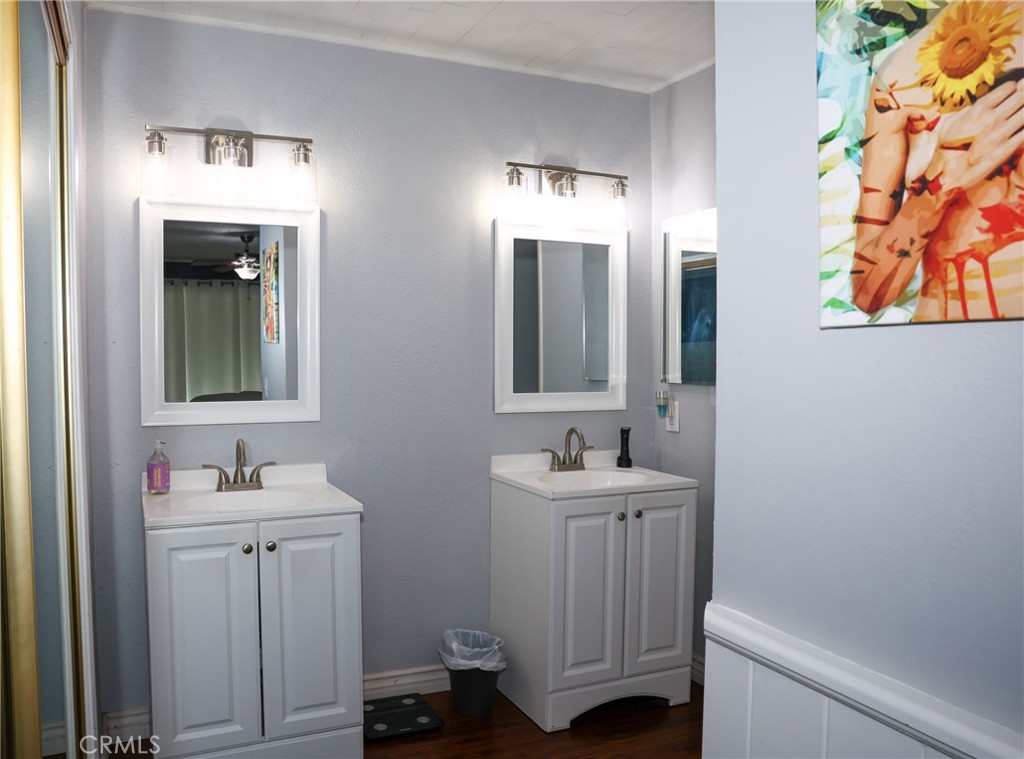 2216 El Capitan Drive Riverside, CA 92506 - Photo 14 of 39 a bathroom with 2 sink and a mirror