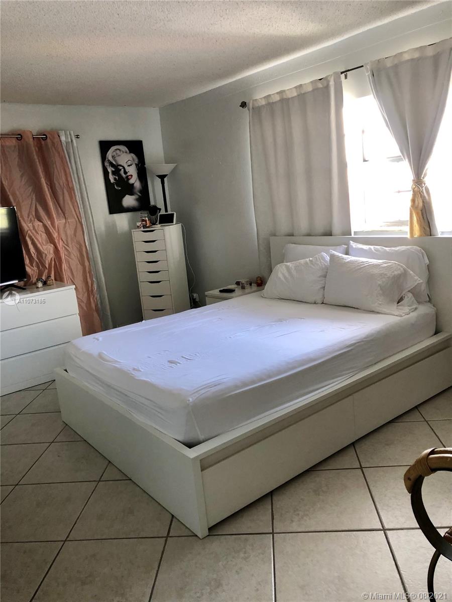 Granada Dadeland Condominiums Miami, FL 33143 - Photo 14 of 30 a bedroom with a bed and window