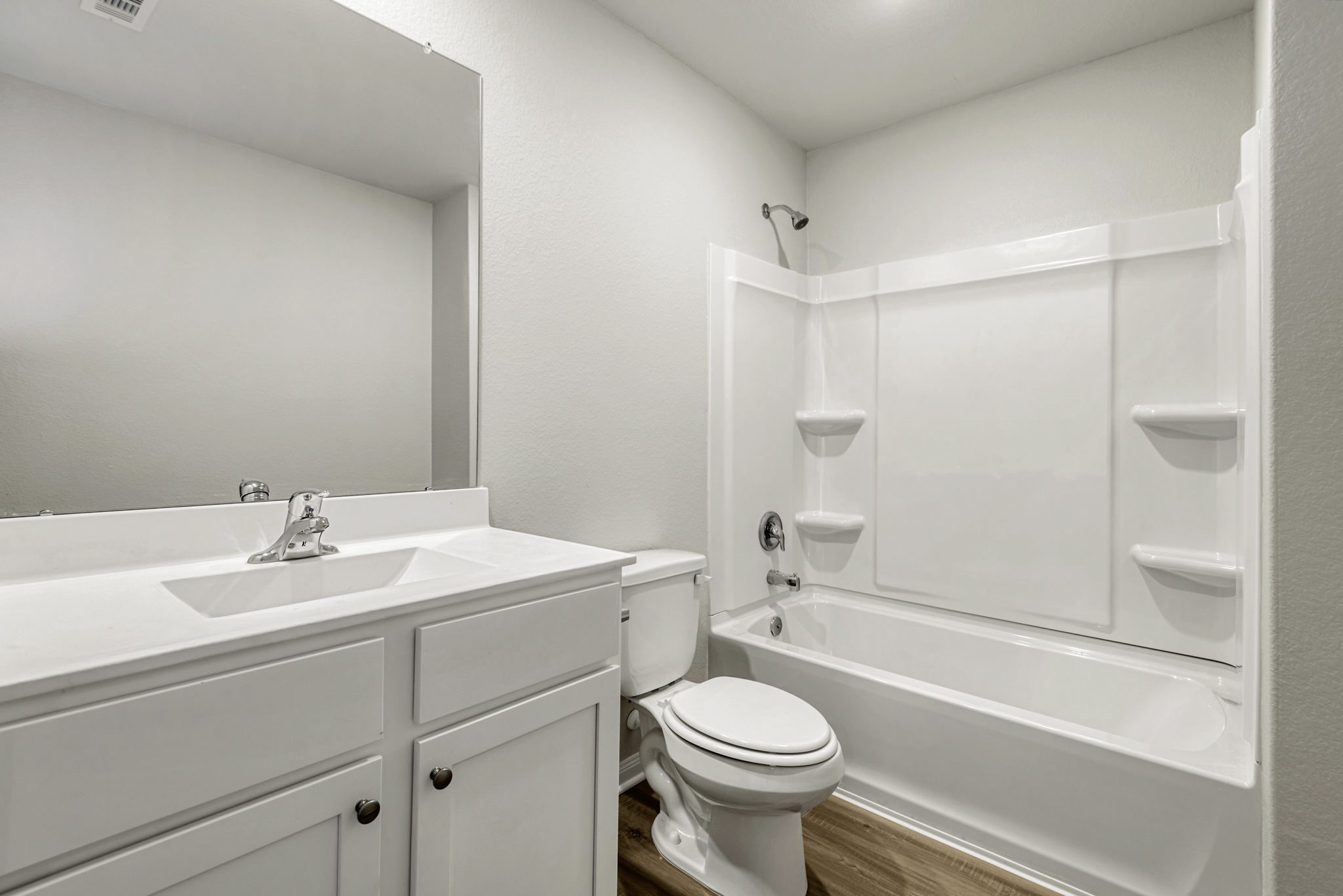 6410 Winter Elm Street Houston, TX 77048 - Photo 6 of 7 The secondary bathroom, located on the second floor of the home.