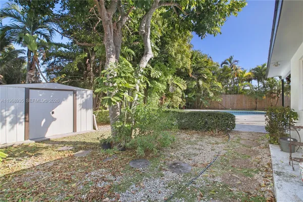 a view of a backyard