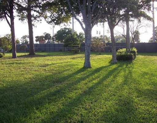 129 Village Circle Jupiter, FL 33458 - Photo 8 of 10 HUGE YARD