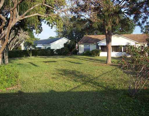 129 Village Circle Jupiter, FL 33458 - Photo 9 of 10 YARD OVERVIEW