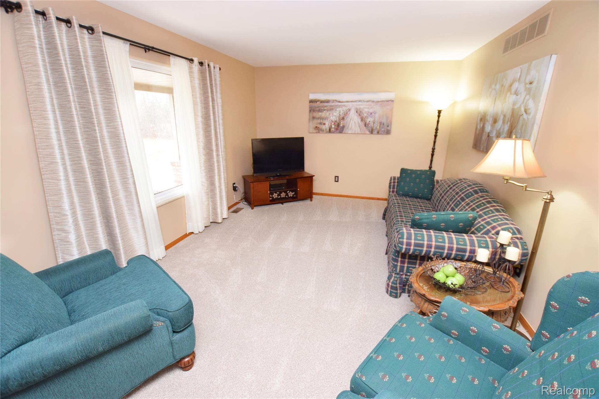 5292 Howe Road Grand Blanc, MI 48439 - Photo 7 of 16 Family Room