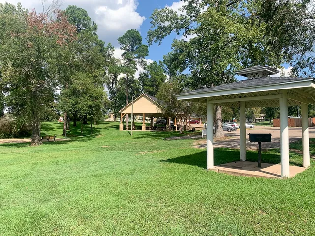 a view of house with backyard and porch