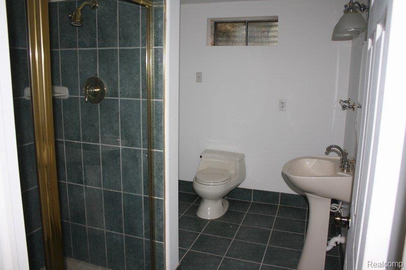 230 Pine Tree Ridge Waterford, MI 48327 - Photo 10 of 11 bsmt_bath