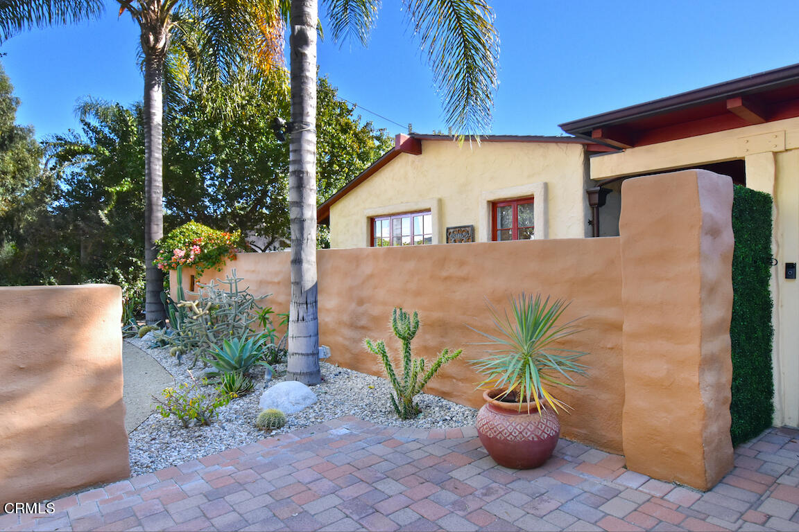 4727 Libbit Avenue Encino, CA 91436 - Photo 3 of 47 a view of a back yard of the house
