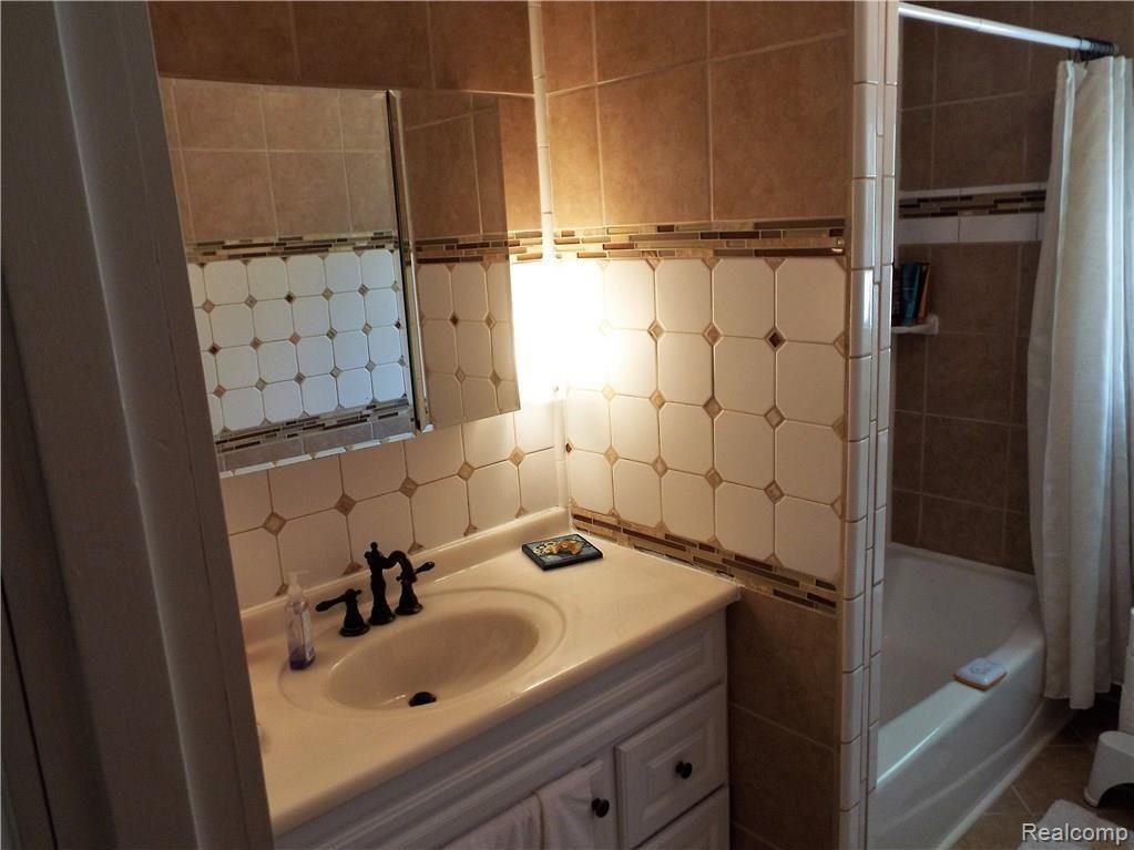 5375 Bullard Road Fenton, MI 48430 - Photo 29 of 43 First floor bath with floor to ceiling tile.