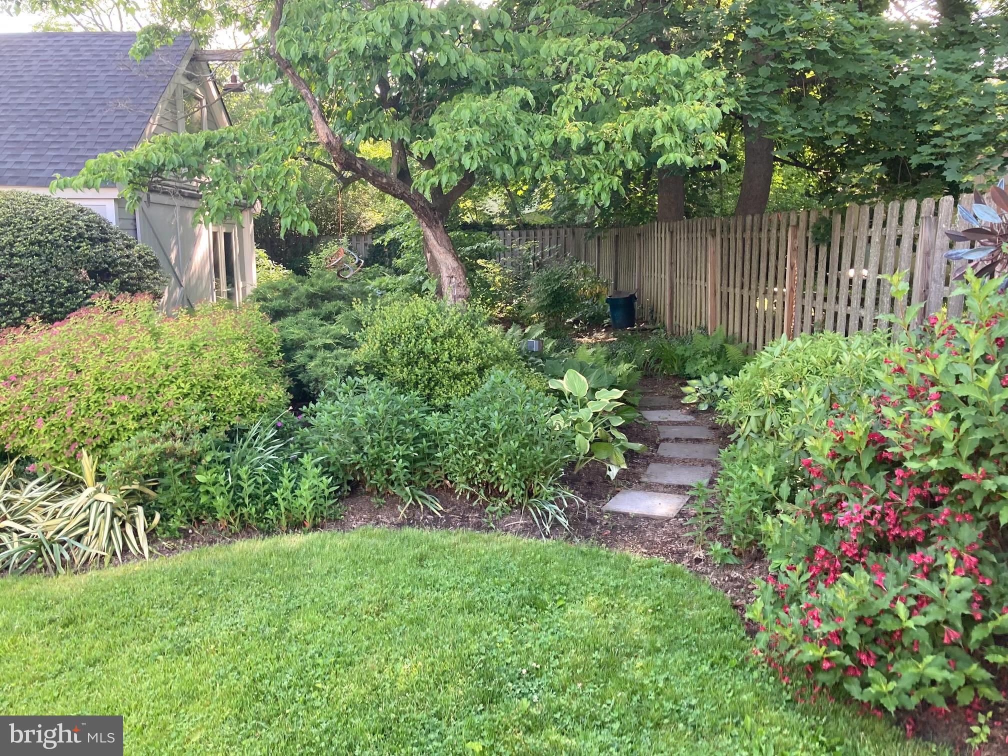 29 Chestnut Street Princeton, NJ 08542 - Photo 19 of 26 a view of a garden with plants