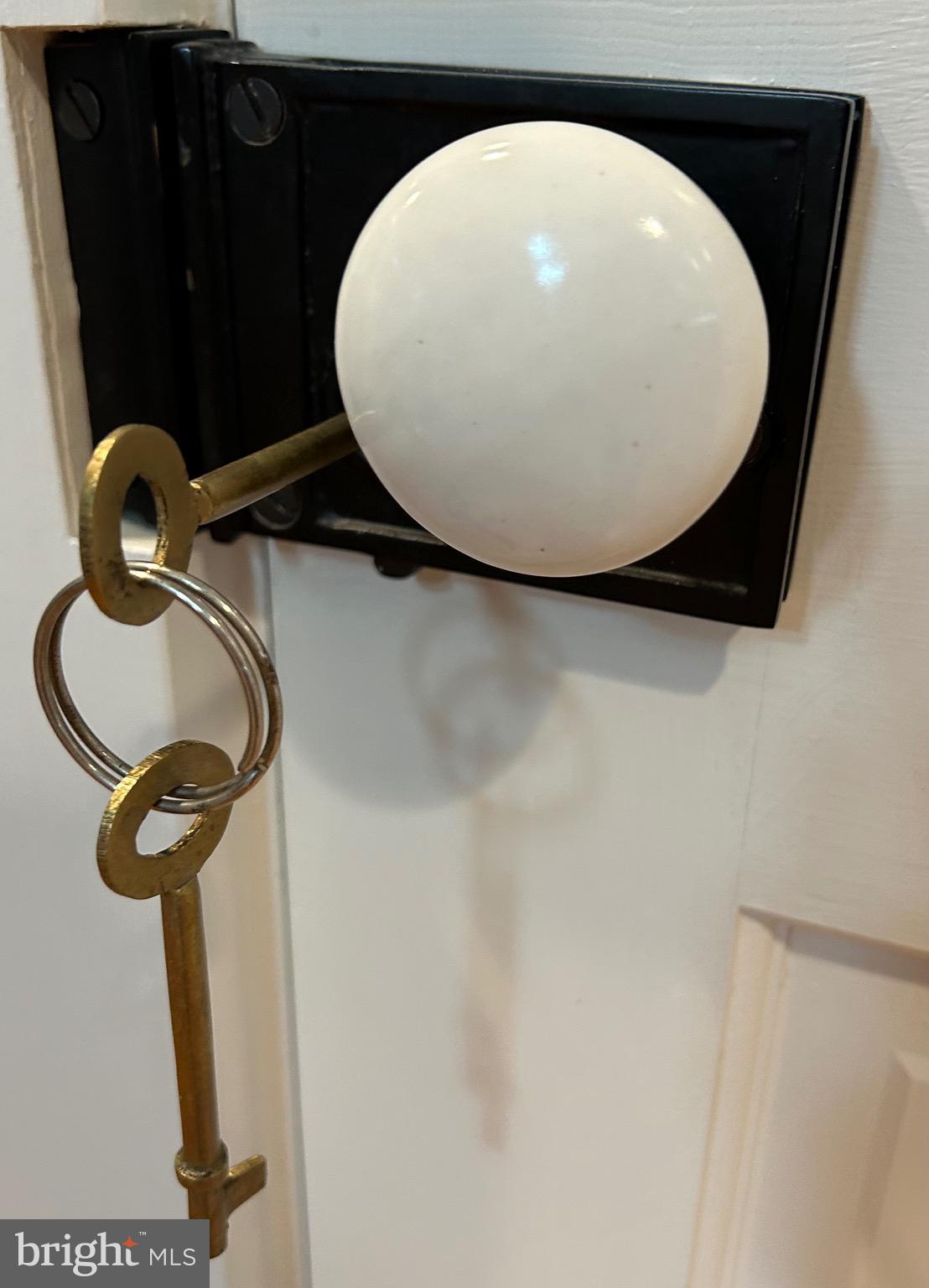 29 Chestnut Street Princeton, NJ 08542 - Photo 25 of 26 a close view of light fixtures and a mirror