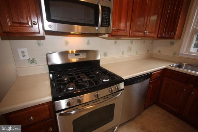 8210 Pleasant Plains Road Towson, MD 21286 - Photo 11 of 30 GE ADORA GAS RANGE (& OVERHEAD MICROWAVE OVEN)