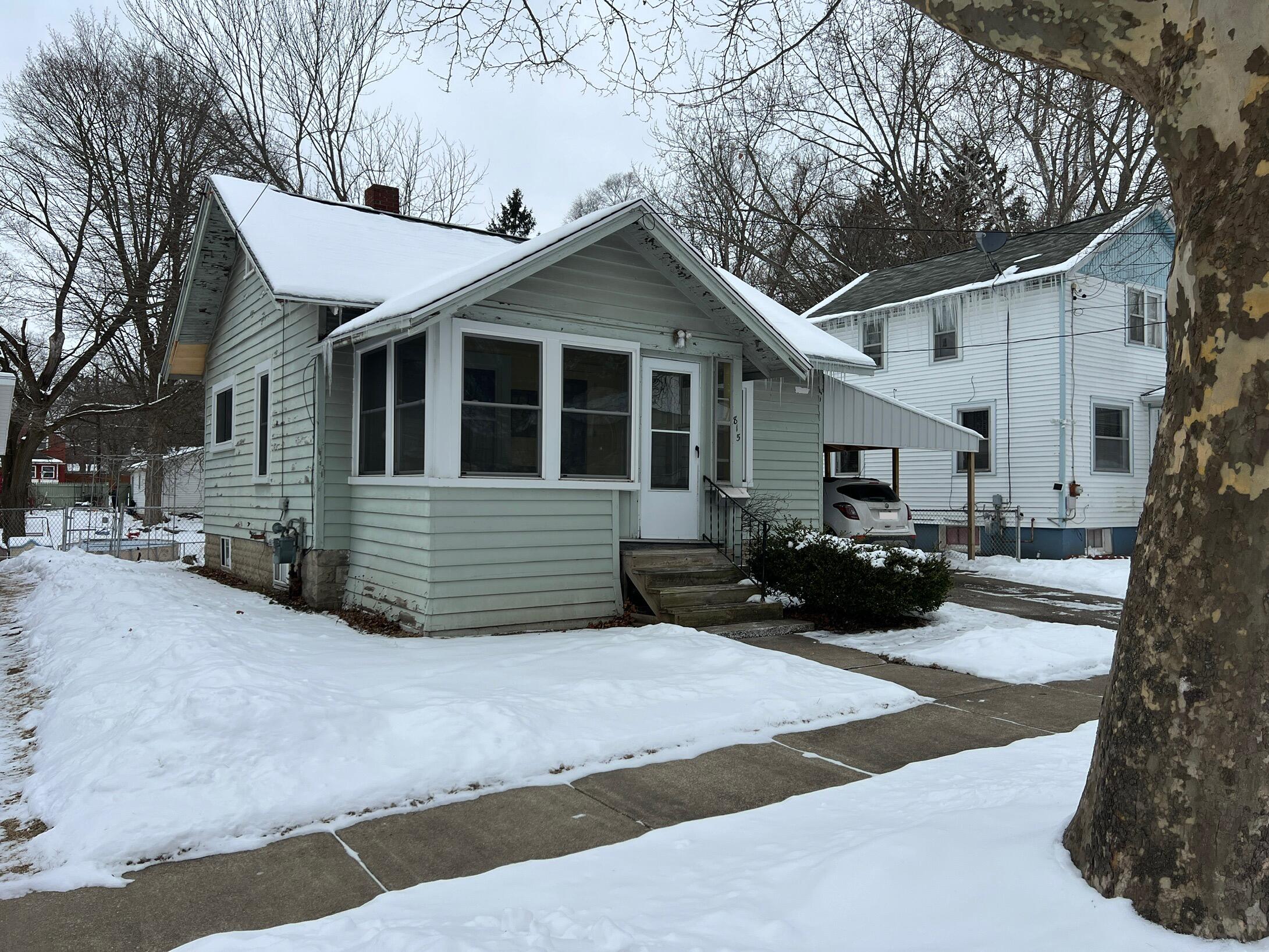 815 Maple Street Albion, MI 49224 - Photo 2 of 15 IMG_4235