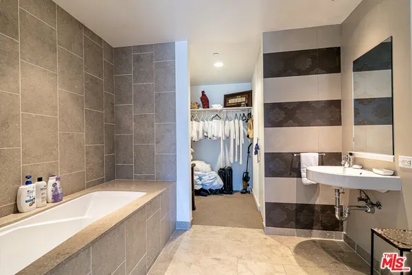 $5,985 | 6250 Hollywood Boulevard, Unit 9I, Los Angeles, CA 90028