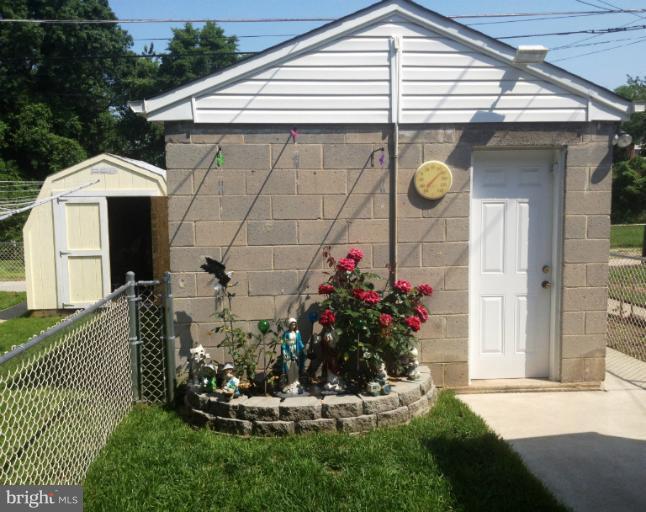 6708 Woodley Road Baltimore, MD 21222 - Photo 3 of 18 Yard/Garage