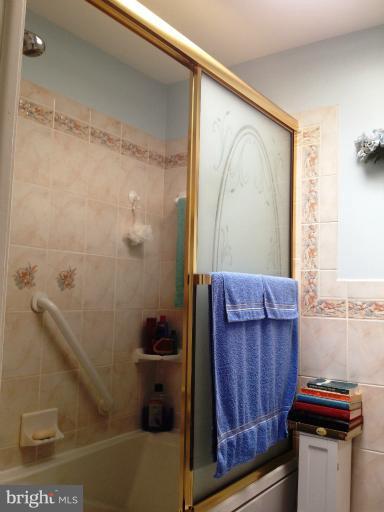 6708 Woodley Road Baltimore, MD 21222 - Photo 4 of 18 Bath