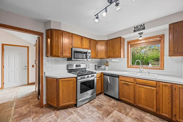 $585,000 | 336 East Ardmore Avenue, Roselle, IL 60172