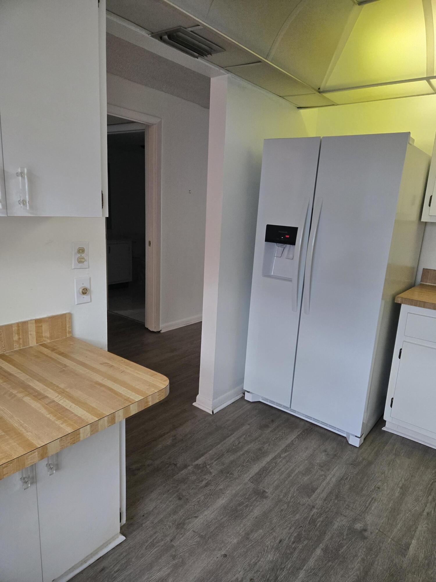 21213 Lago Circle, Unit G Boca Raton, FL 33433 - Photo 3 of 8 a room with wooden floor and electronic appliances