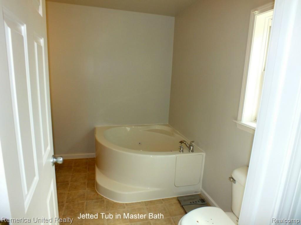 38558 Judd Road Belleville, MI 48111 - Photo 13 of 28 Master Bath Tub.jpg