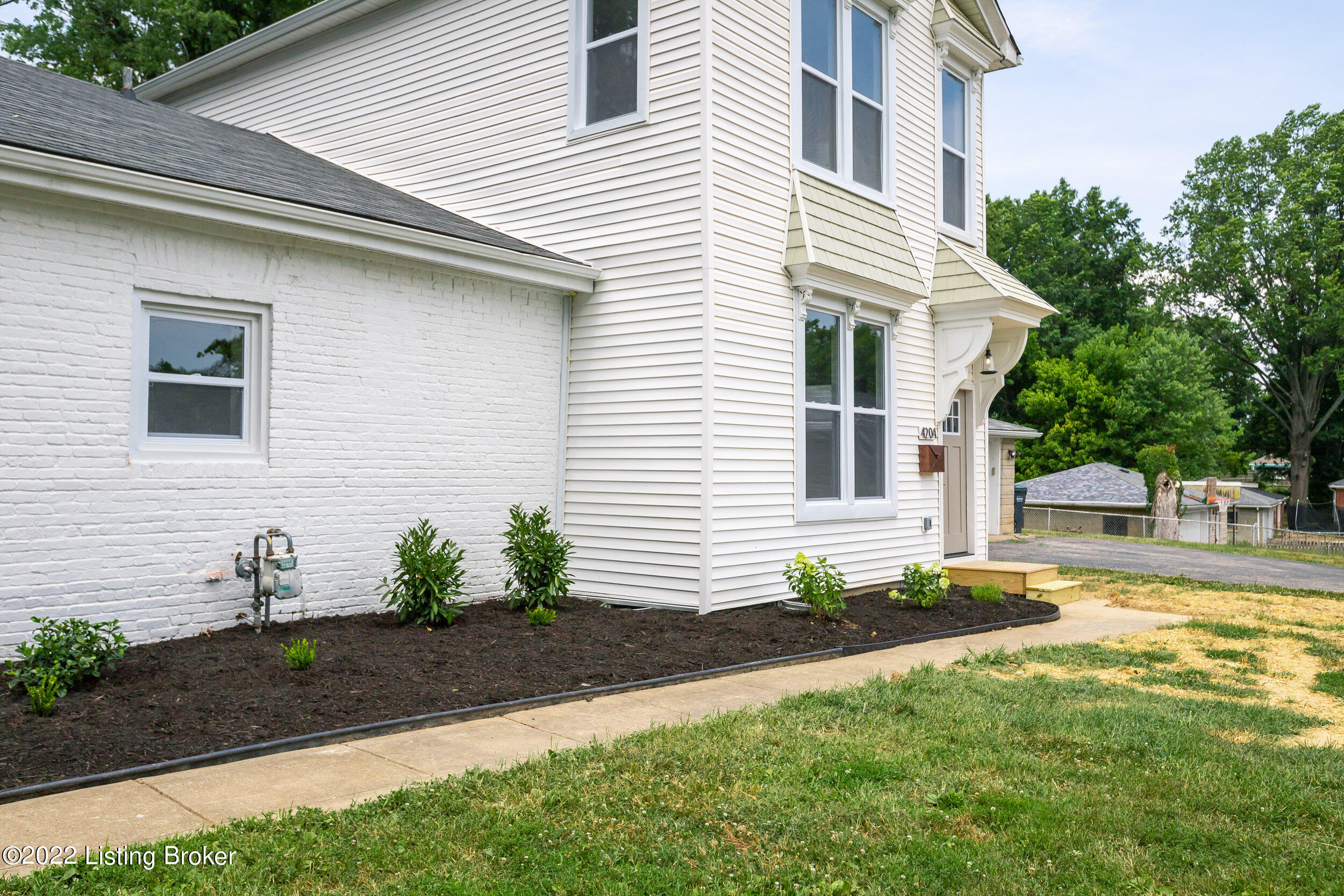 4204 Dover Road Louisville, KY 40216 - Photo 3 of 59 NEW Landscaping