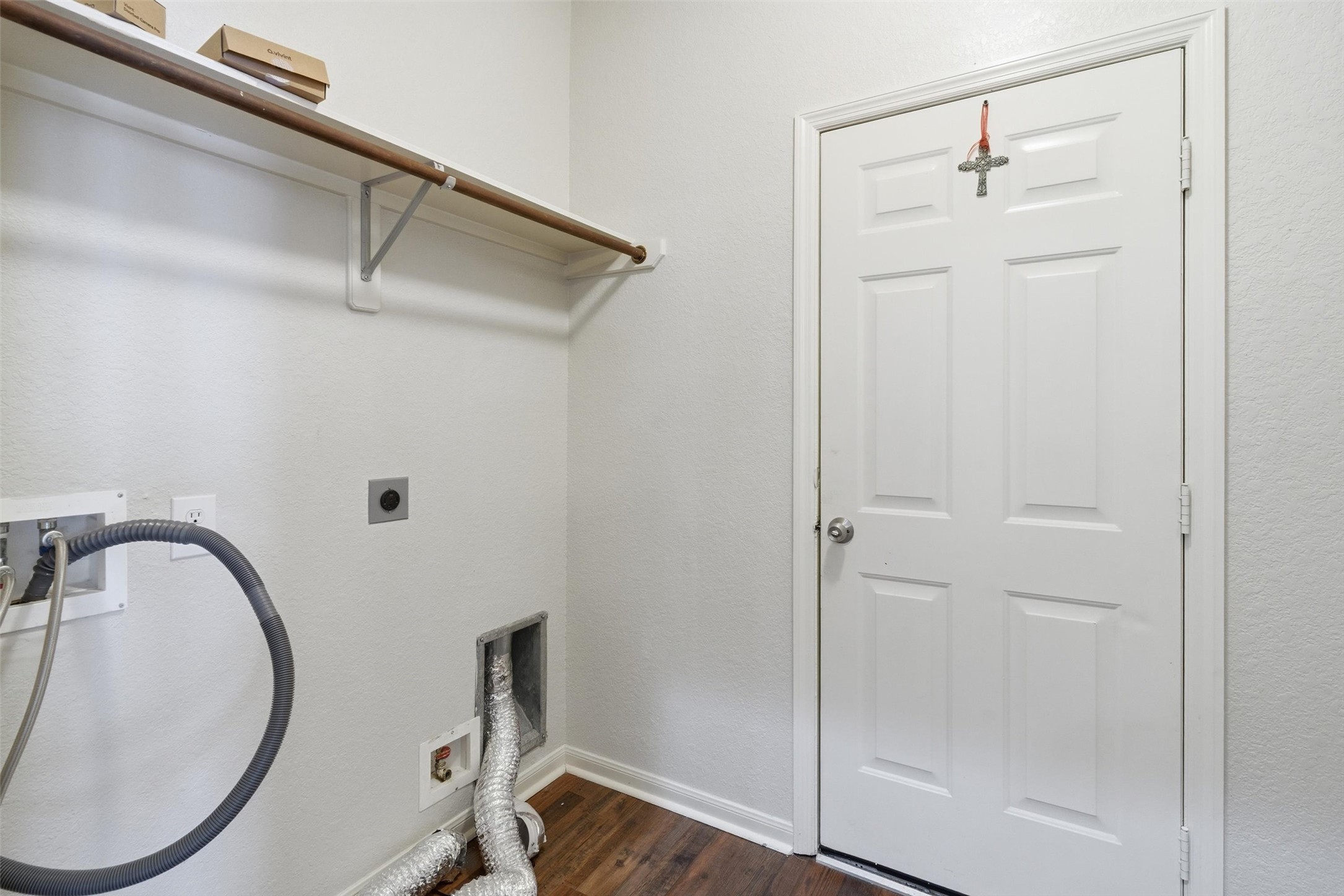 4607 Sebastopol Drive Pearland, TX 77584 - Photo 22 of 26 a bathroom with a sink and a mirror