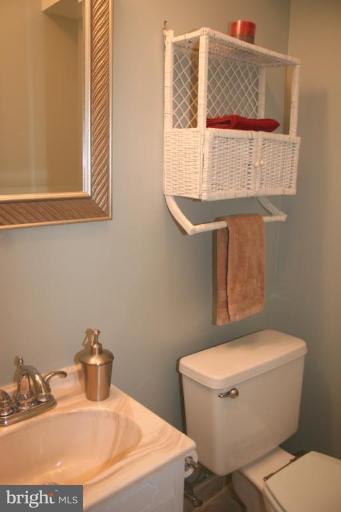 7200 Racepoint Way Alexandria, VA 22315 - Photo 20 of 29 Lower Level Powder Room