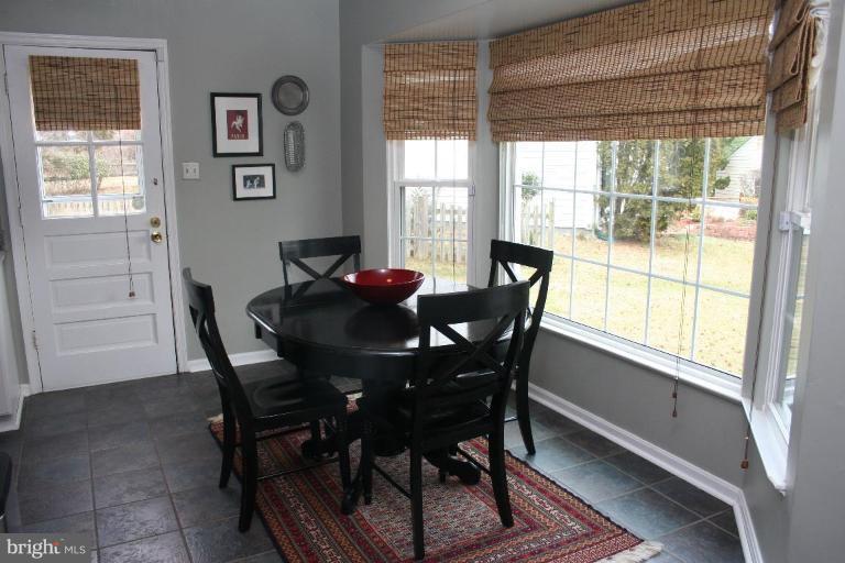 7200 Racepoint Way Alexandria, VA 22315 - Photo 3 of 29 Eat-In with Bay Window