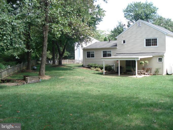 7200 Racepoint Way Alexandria, VA 22315 - Photo 29 of 29 So lush and green in the Spring!