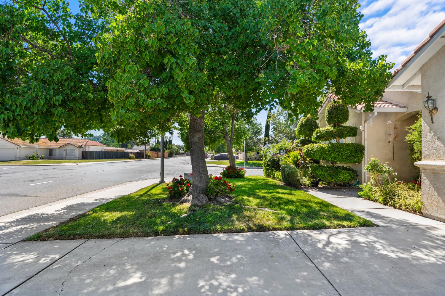 766 Willmott Road Los Banos, CA 93635 - Photo 3 of 40 Corner lot in established neighborhood