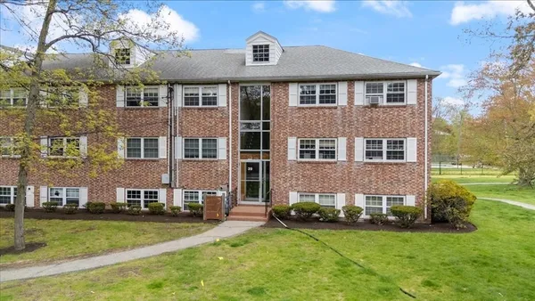 $269,900 | 39 Farrwood Avenue, Unit 1, North Andover, MA 01845