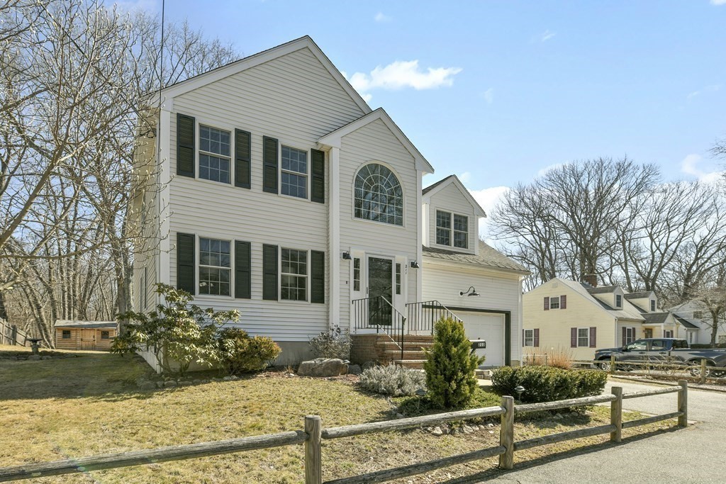 211 Pearl Street Reading, MA 01867 - Photo 3 of 34 a front view of a house with garden