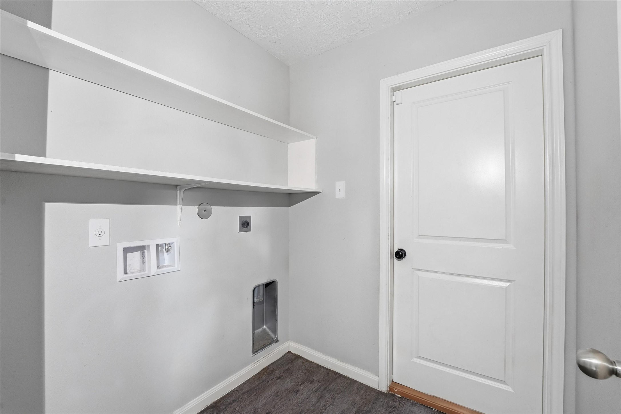47 Road 5103 Cleveland, TX 77327 - Photo 15 of 33 a view of a hallway with wooden floor