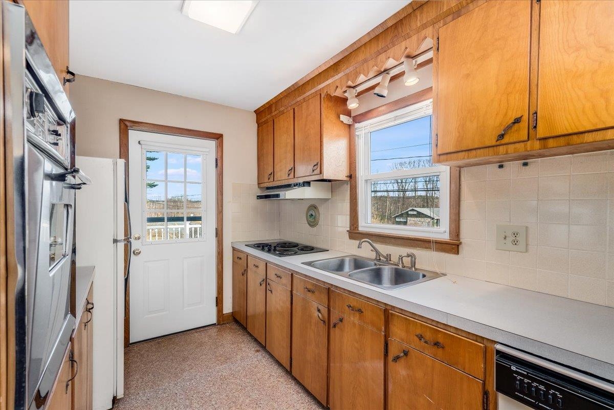 416 Mast Road Goffstown, NH 03045 - Photo 2 of 32